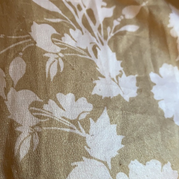 Floral Cream and Gold Bow Blouse - Picture 3 of 8